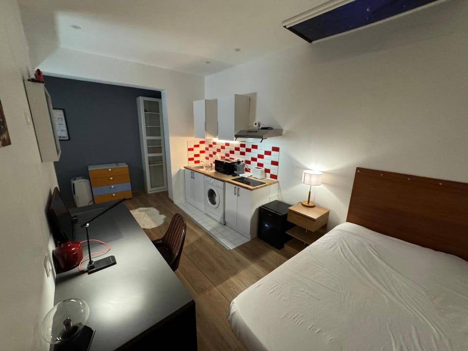 Kitchen or kitchenette, Bedroom, minibar, oven