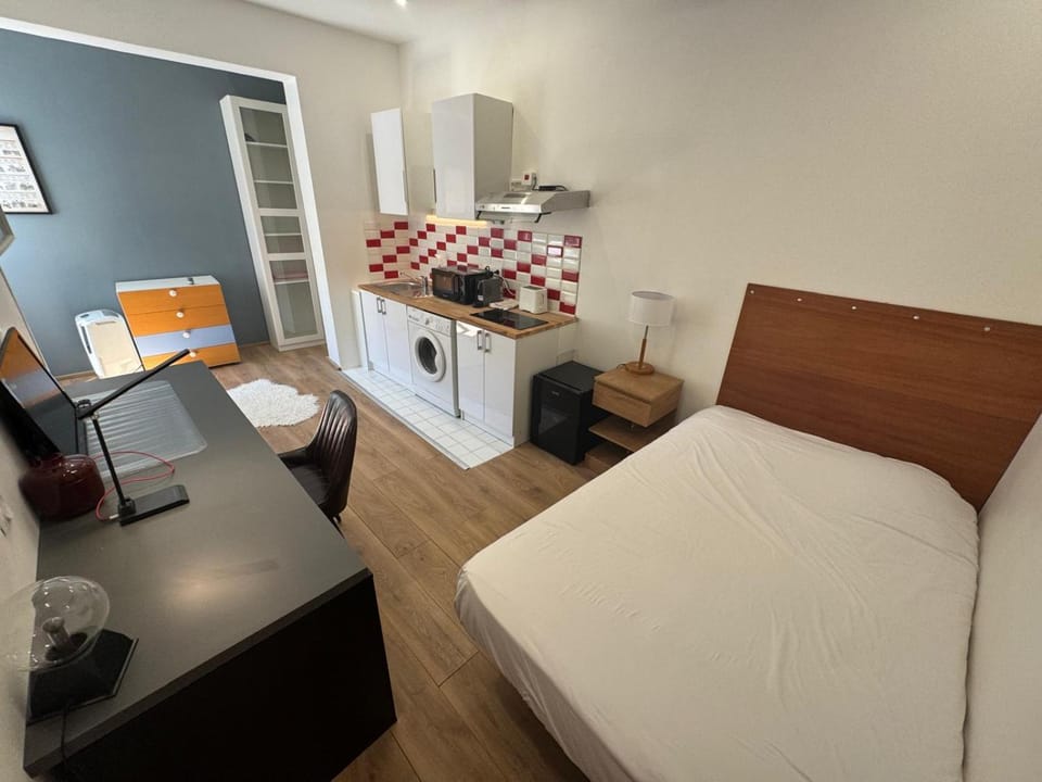 Bed, Photo of the whole room, Seating area, minibar