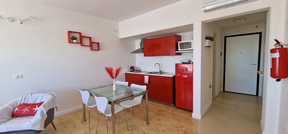 Kitchen or kitchenette, Living room, Seating area, Dining area, pet friendly, stove