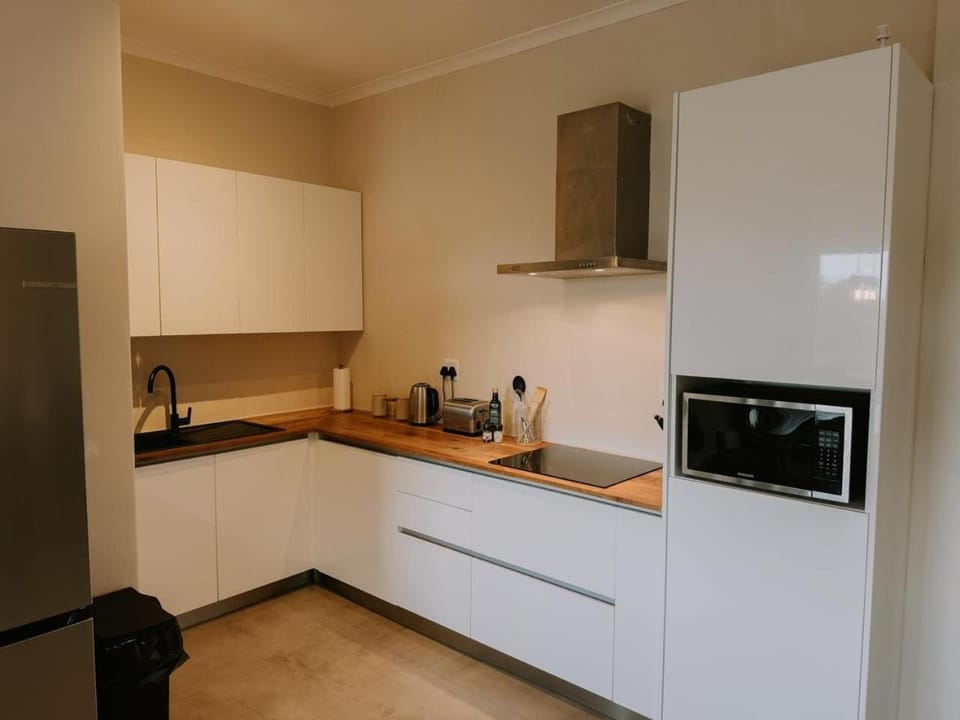 Coffee/tea facilities, Kitchen or kitchenette, dishwasher, stove
