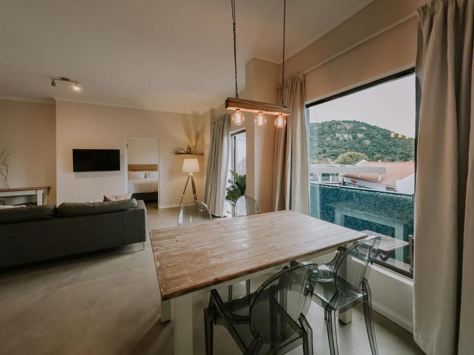 TV and multimedia, View (from property/room), Living room, Seating area, Dining area, Mountain view