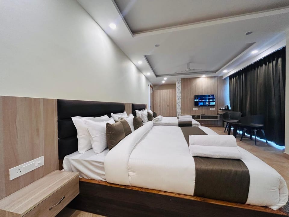 Bed, TV and multimedia, Photo of the whole room, Bedroom