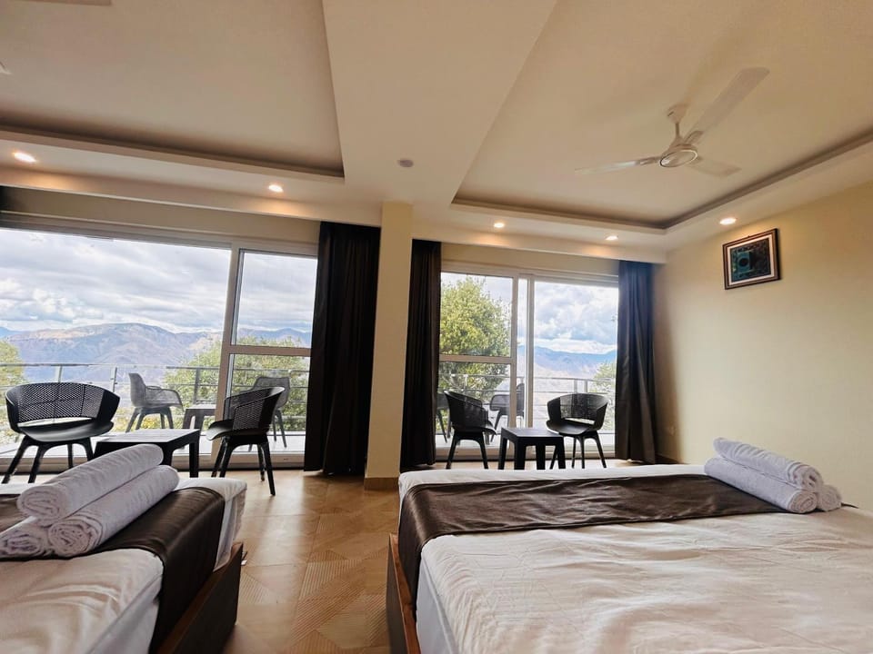 TV and multimedia, Photo of the whole room, Seating area, Dining area, Bedroom, Mountain view