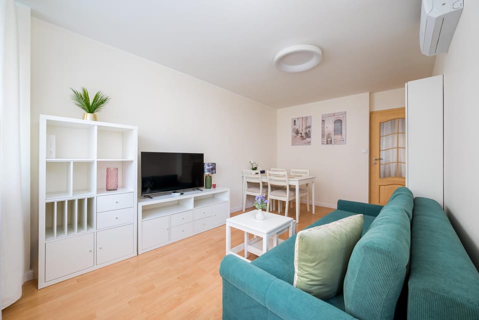 Communal lounge/ TV room, TV and multimedia, Living room, Seating area, Evening entertainment