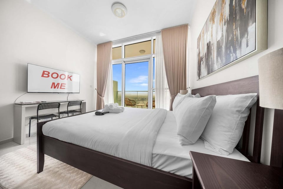 Free housekeeping visits during your stay - StayShort - Damac Hills Sleeps 3 close to Golf Courses Apartment in Dubai