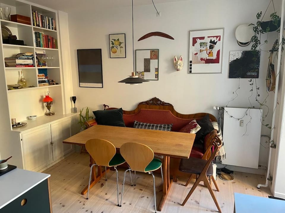 Kitchen or kitchenette, Seating area, Dining area