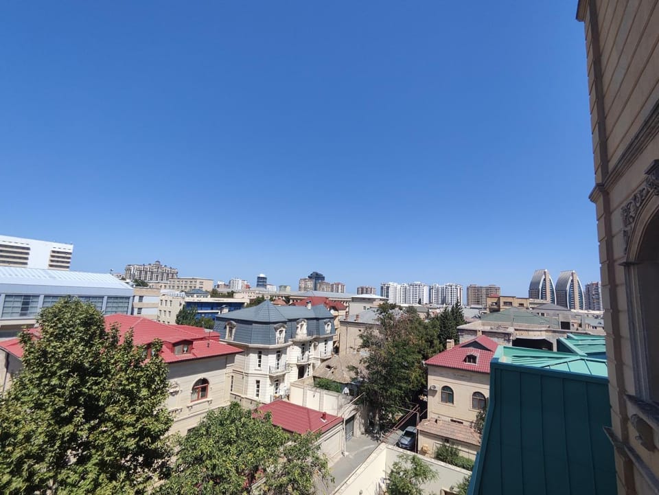 Property building, Day, Neighbourhood, Garden, Balcony/Terrace, City view, Street view