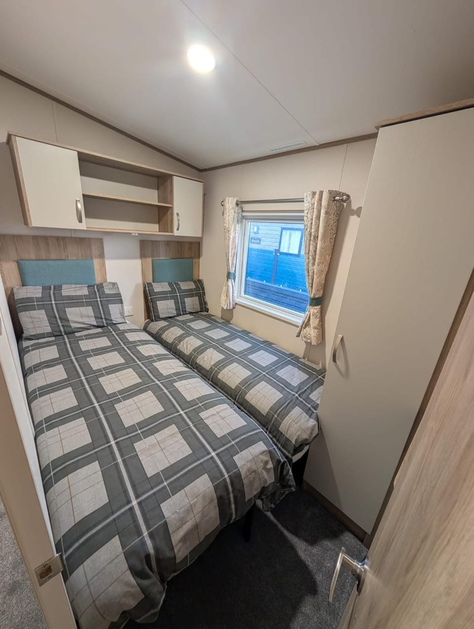 Number 8 Sandpiper ,NEW 6 Berth Elegant Holiday Home Mill Rythe Hayling Island Free WiFi & Parking Campground/ 
RV Resort in England