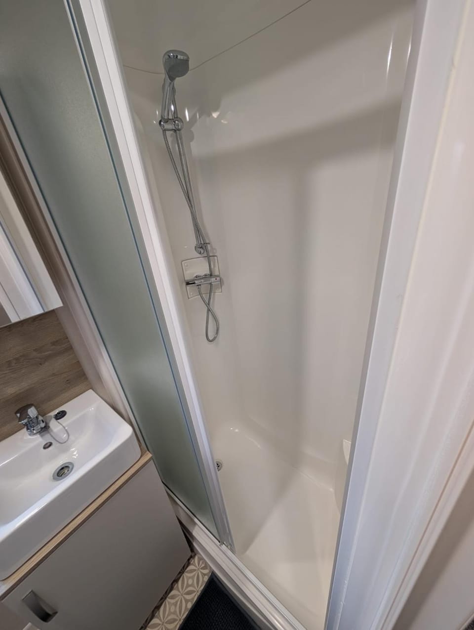 Number 8 Sandpiper ,NEW 6 Berth Elegant Holiday Home Mill Rythe Hayling Island Free WiFi & Parking Campground/ 
RV Resort in England