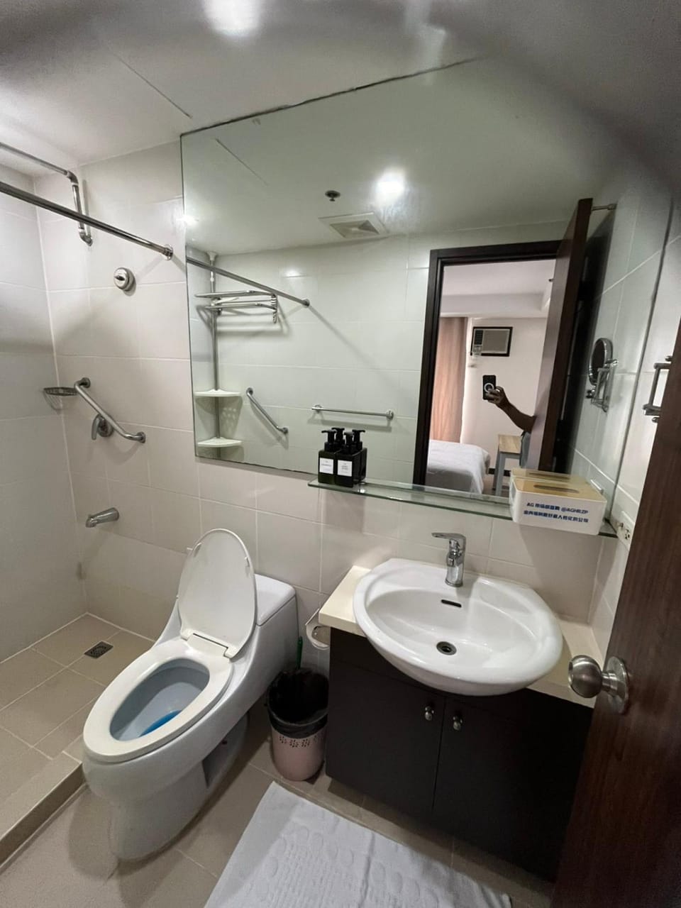 Shower, Toilet, Bathroom, towels