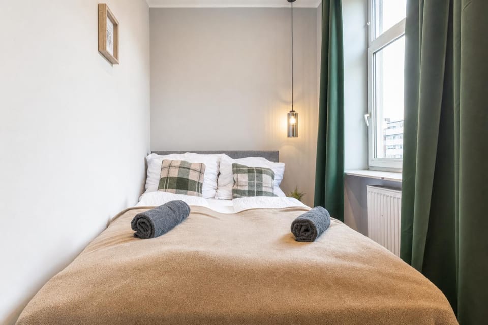 Property building, Bed, Bedroom, towels