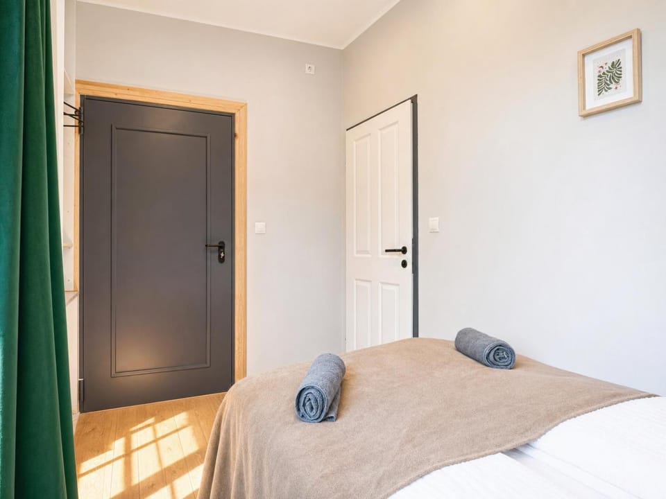 Bed, Bedroom, towels, wardrobe