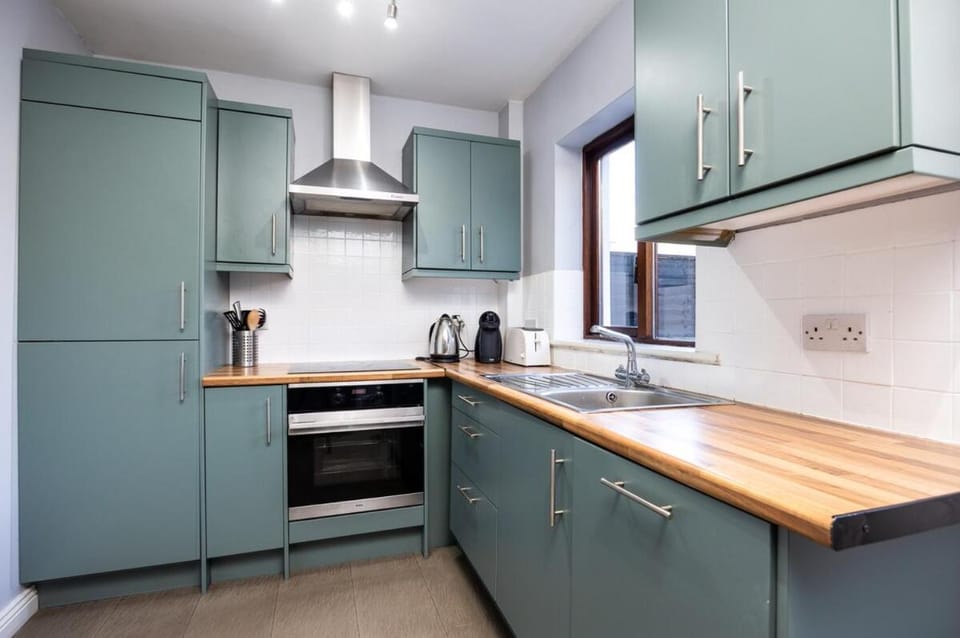 Kitchen or kitchenette, dishwasher, stove