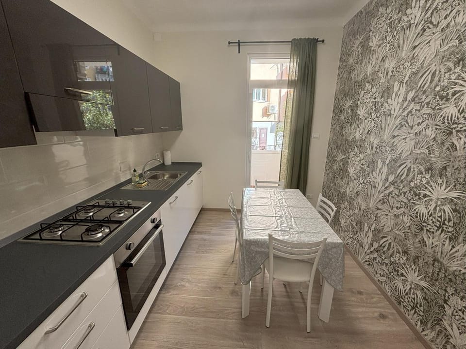 Kitchen or kitchenette, Dining area, stove