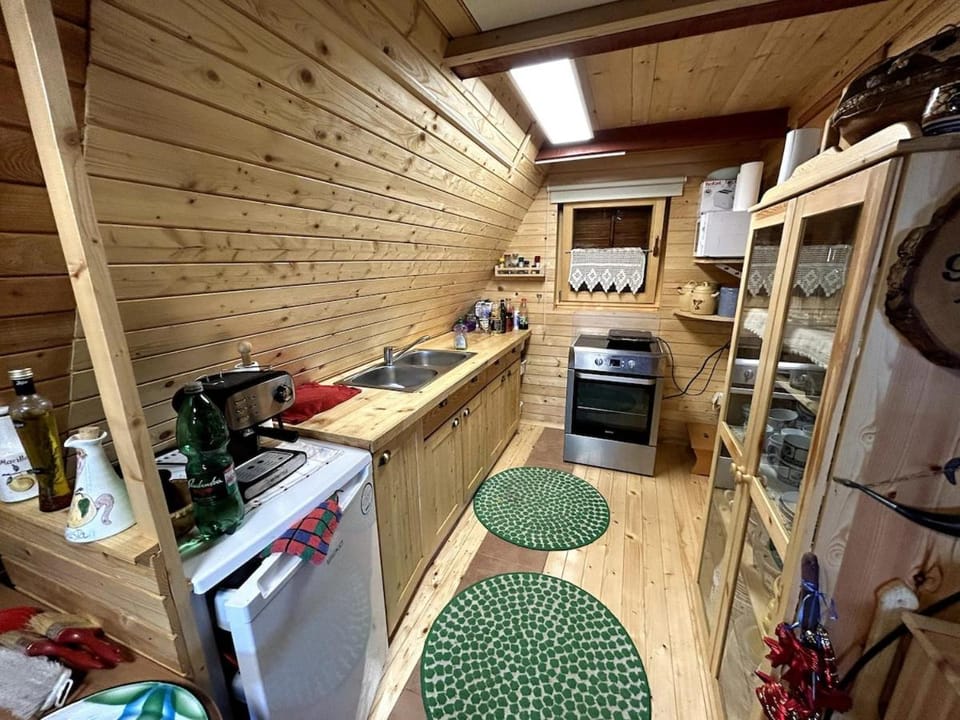 Coffee/tea facilities, minibar, oven, stove, toaster