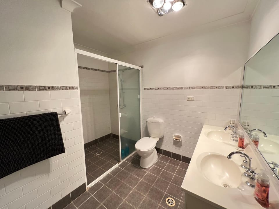 Twin Room Ideal for Friends and Travelers - R5 Vacation rental in Sydney