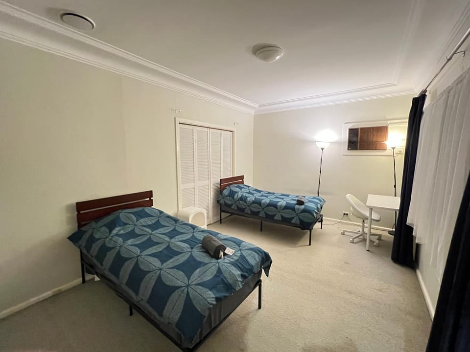 Twin Room Ideal for Friends and Travelers - R5 Vacation rental in Sydney