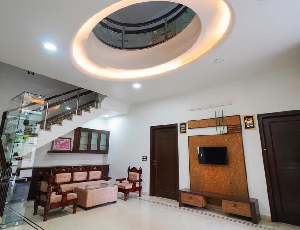 Communal lounge/ TV room, Communal lounge/ TV room, TV and multimedia, Seating area, Evening entertainment