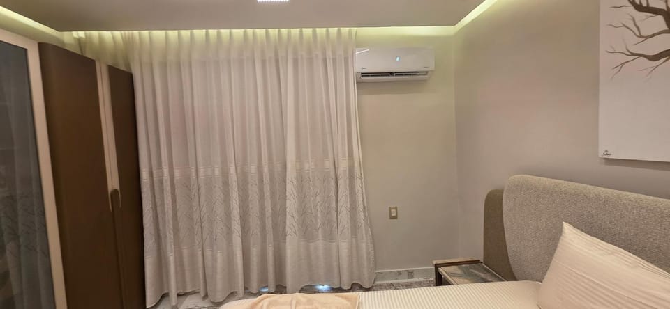Photo of the whole room, Bedroom