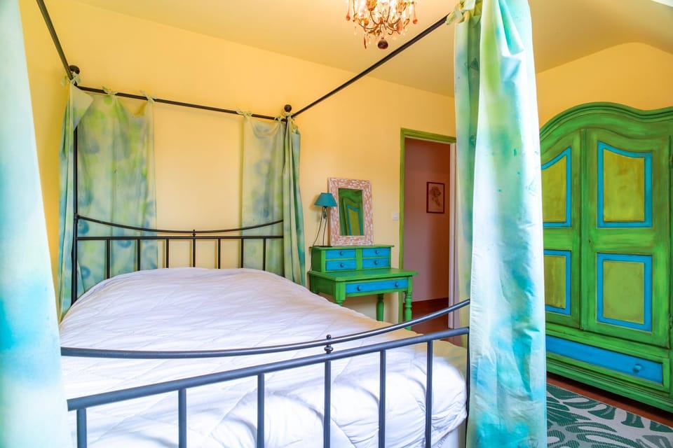 Photo of the whole room, Bedroom