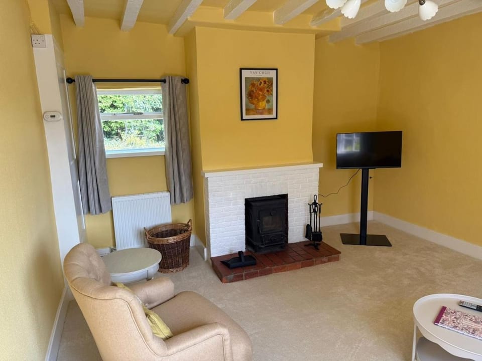 Pretty 2 Bedroom Cottage in Skirmett with Parking House in Wycombe District