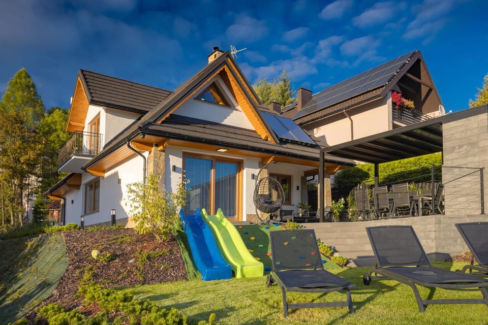 Property building, Patio, Spring, Day, Garden, Garden view, sunbed