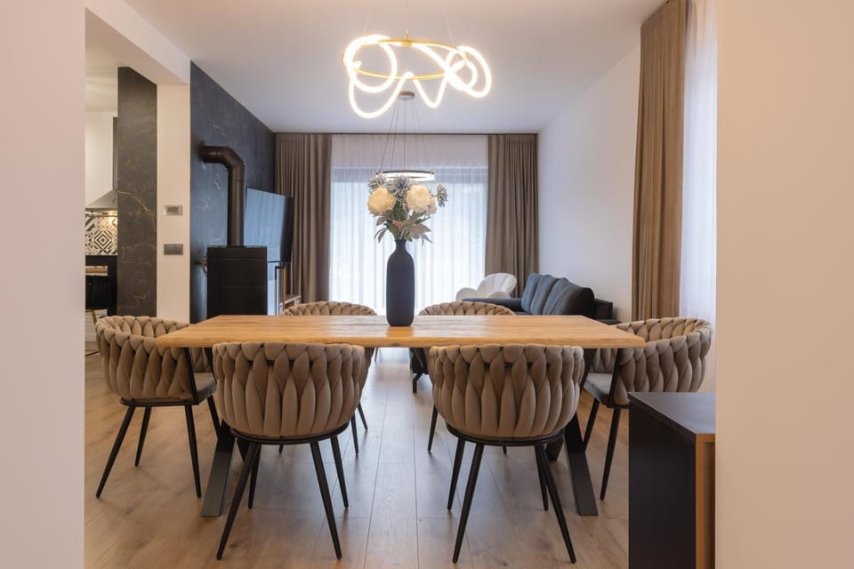 Kitchen or kitchenette, Living room, Seating area, Dining area