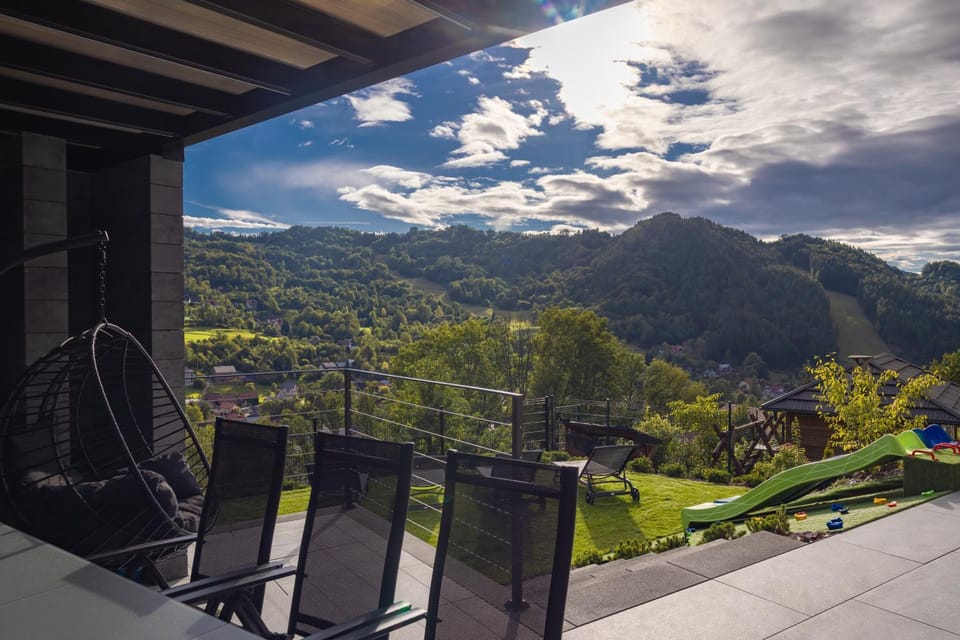 Patio, Nearby landmark, Communal lounge/ TV room, Spring, Day, Natural landscape, Garden, View (from property/room), Balcony/Terrace, Evening entertainment, Mountain view