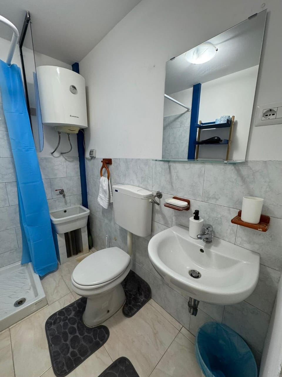 Shower, Toilet, Bathroom, towels