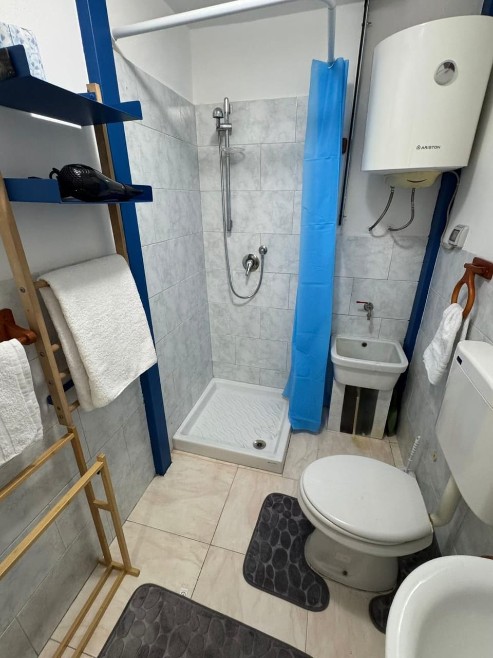 Shower, Toilet, Bathroom, towels