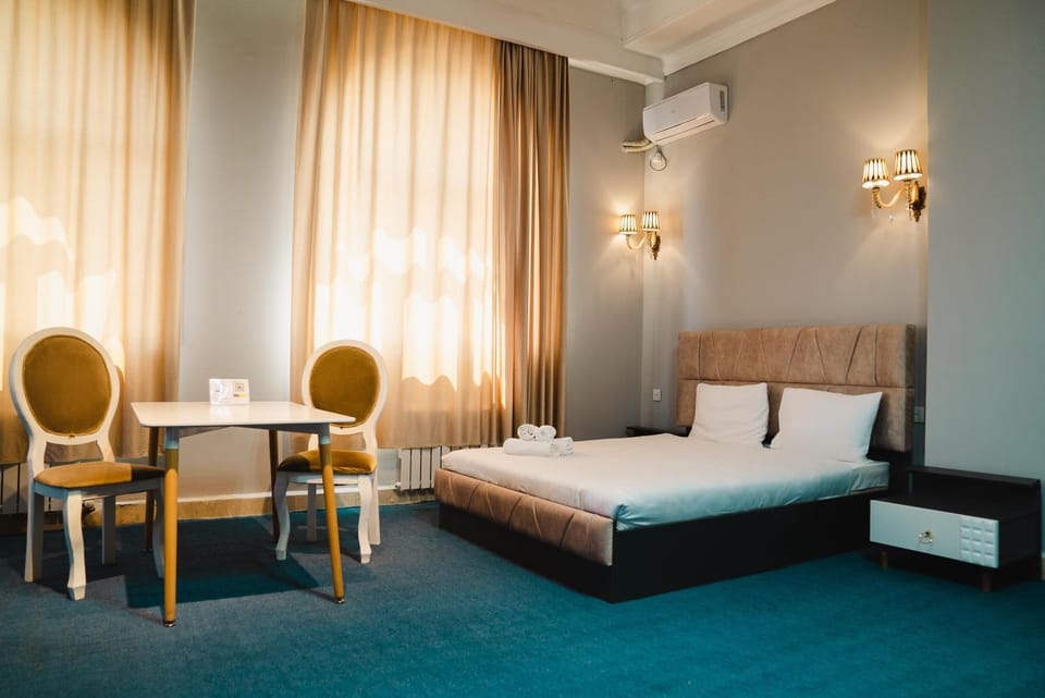 Bed, Living room, Photo of the whole room, Seating area, Bedroom, air conditioner