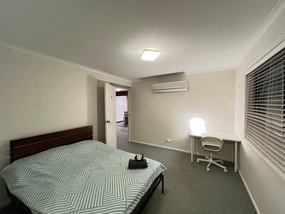 Queen Room in Two Story House - R8 Vacation rental in Sydney
