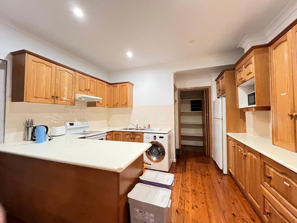 Queen Room in Two Story House - R8 Vacation rental in Sydney