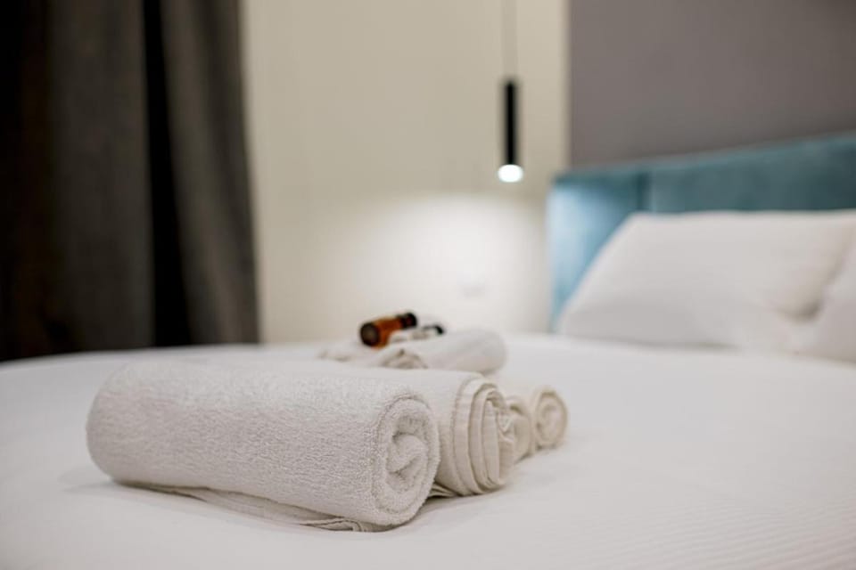 Bed, Bedroom, towels