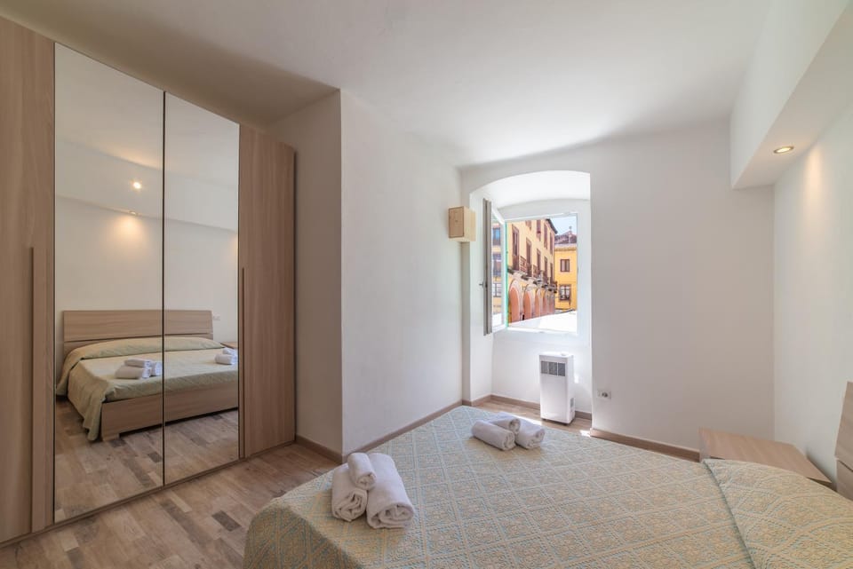 Bed, View (from property/room), Photo of the whole room, Bedroom, City view, towels, wardrobe