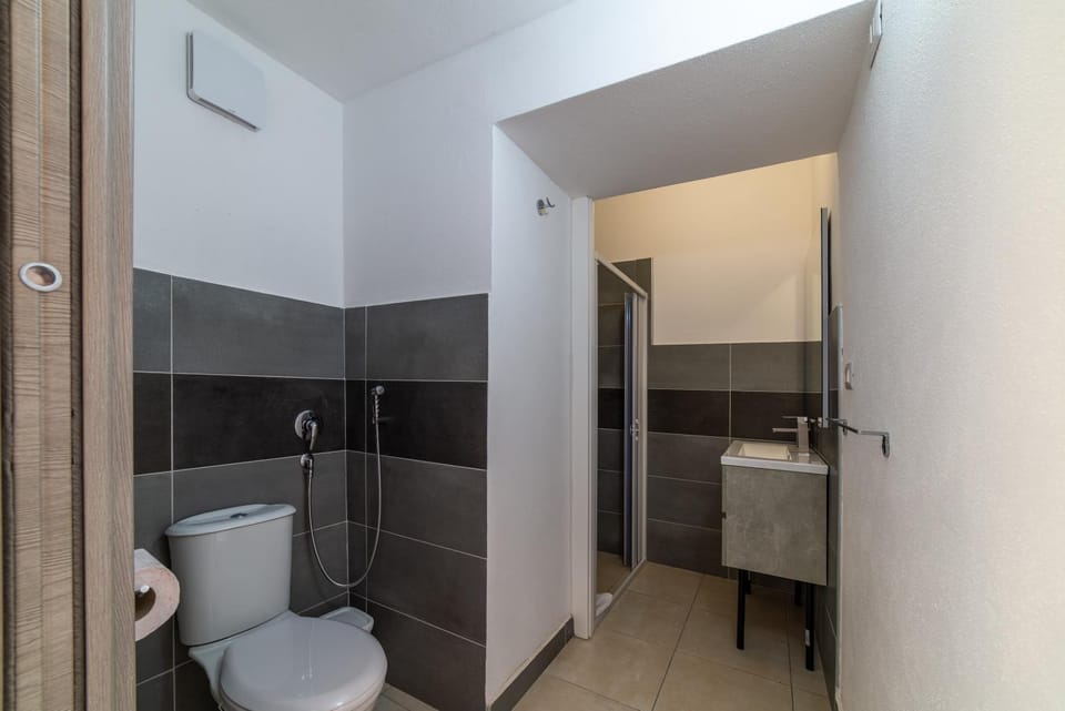 Shower, Toilet, Bathroom, towels