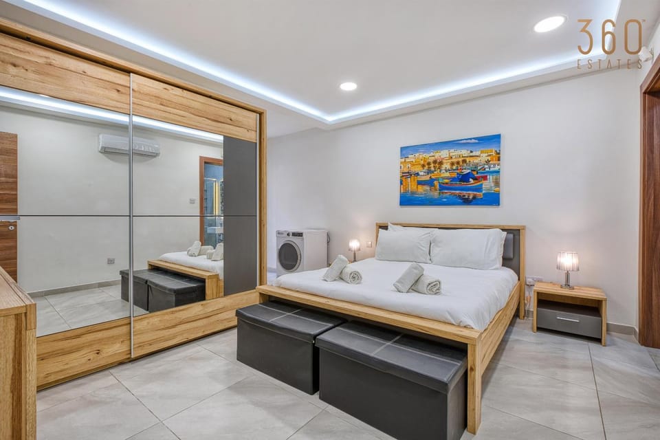 Photo of the whole room, Bedroom, wardrobe