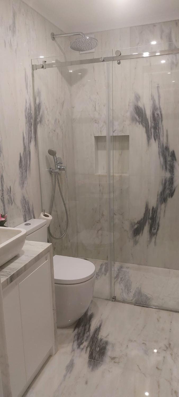 Shower, Toilet
