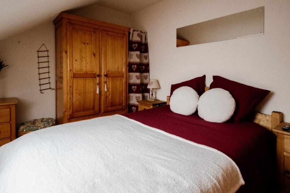 Bed, TV and multimedia, Bedroom, wardrobe