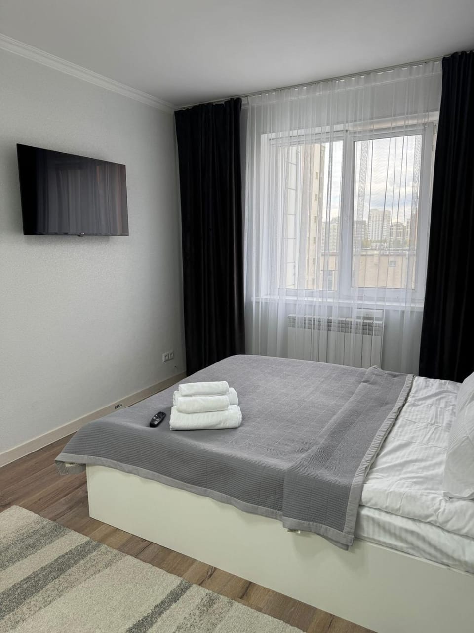 Bed, TV and multimedia, Bedroom, towels