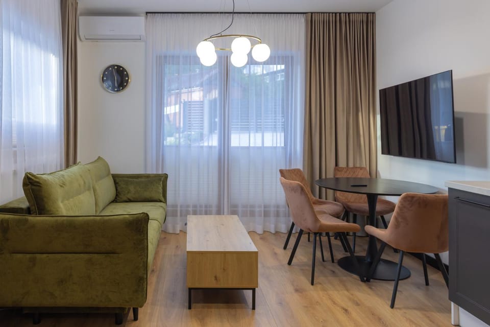 TV and multimedia, Living room, Seating area, Evening entertainment