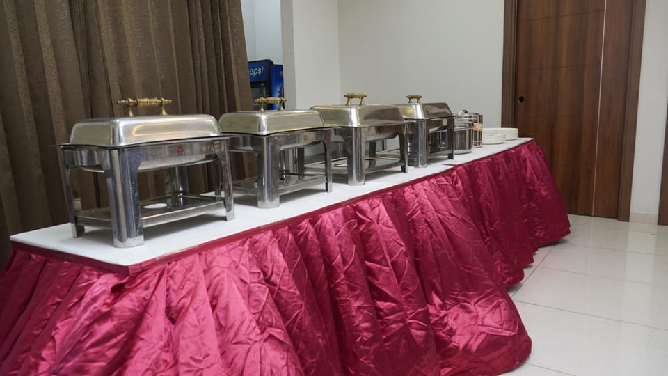 Restaurant/places to eat, Banquet/Function facilities, Seating area, Breakfast