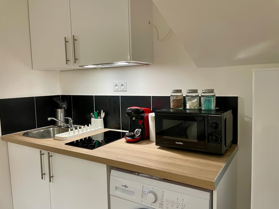 Coffee/tea facilities, microwave, stove, washing machine