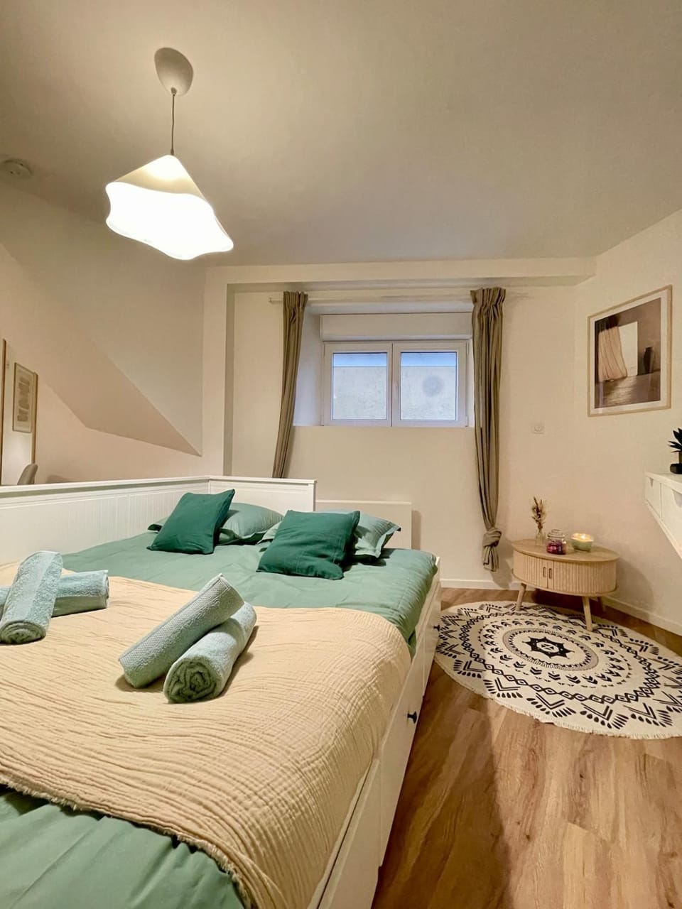 Bed, Photo of the whole room, Bedroom