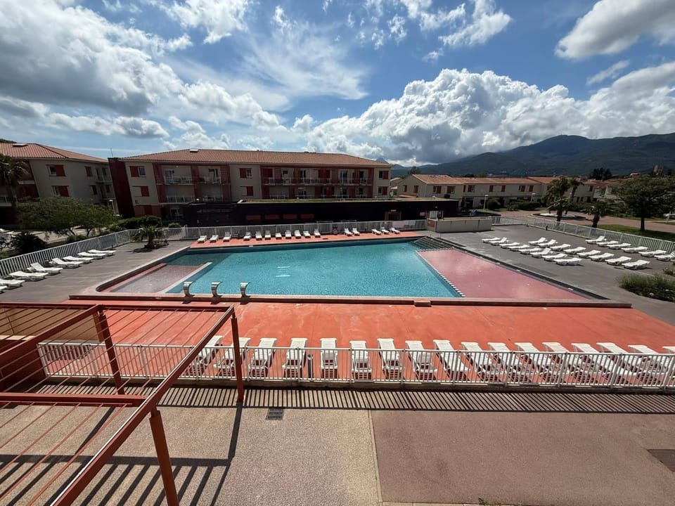 Swimming pool, sunbed