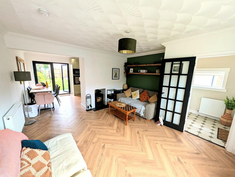 TV and multimedia, Living room, Seating area, Dining area