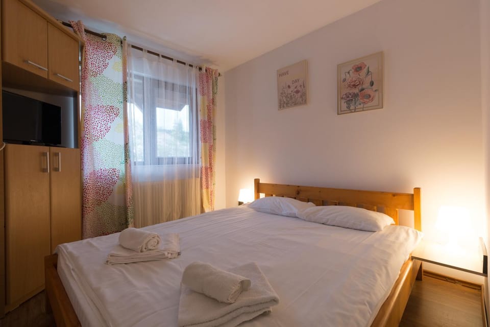 Bed, TV and multimedia, Photo of the whole room, Bedroom, towels