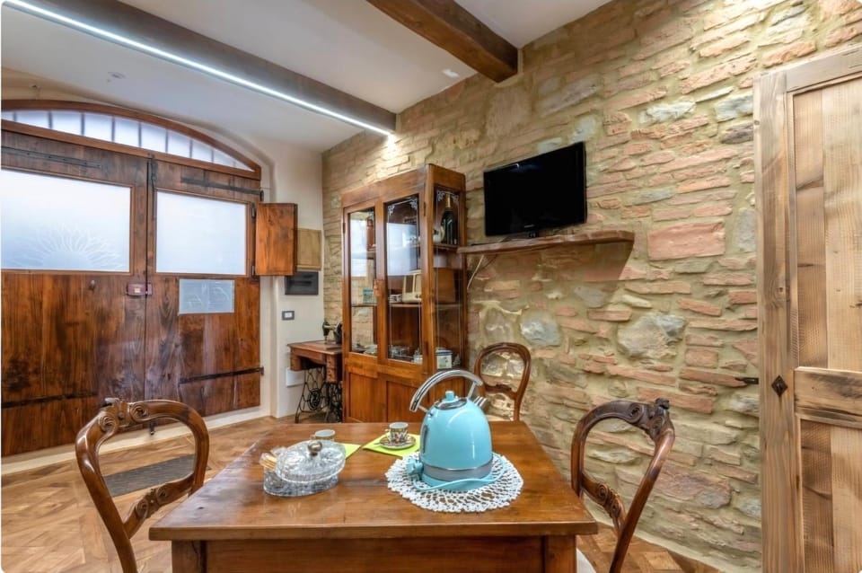 TV and multimedia, Coffee/tea facilities, Kitchen or kitchenette, Living room, Seating area