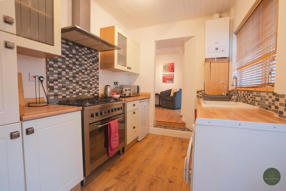 Kitchen or kitchenette, oven, stove