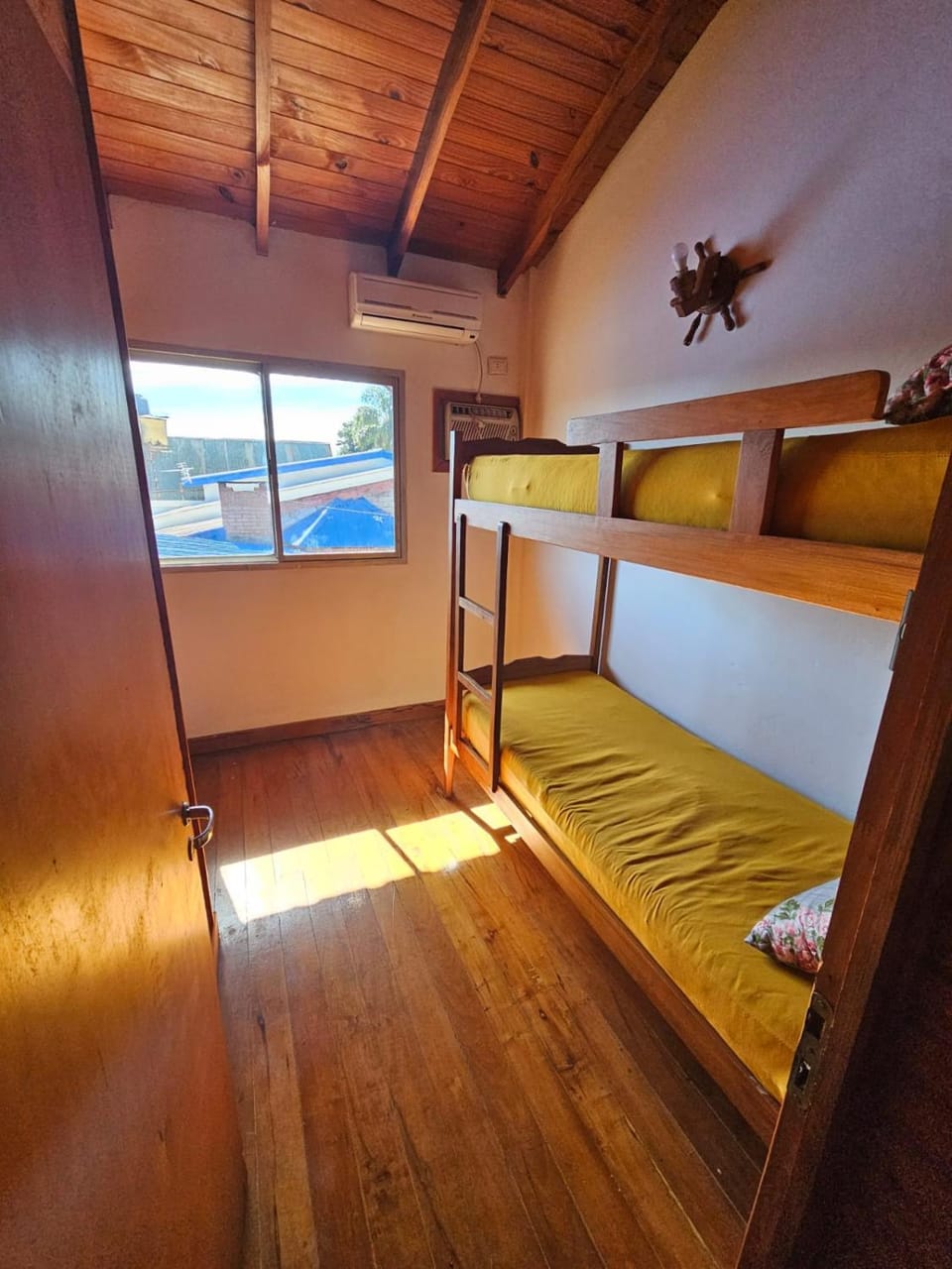 Bed, Photo of the whole room, Bedroom, bunk bed, air conditioner